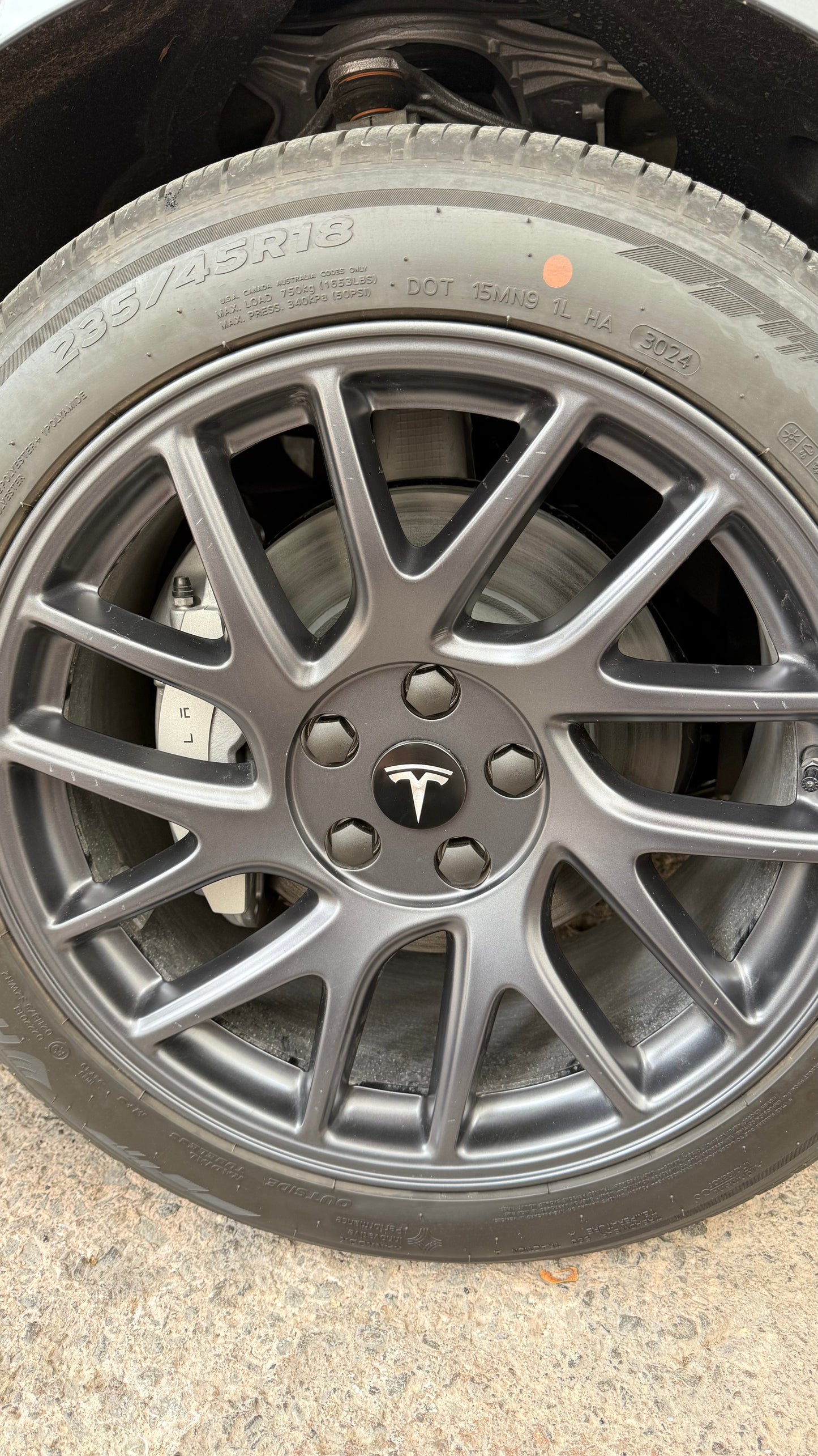 Kit de Insignia y Tapas Centrales para Rines Tesla – 4 Piezas