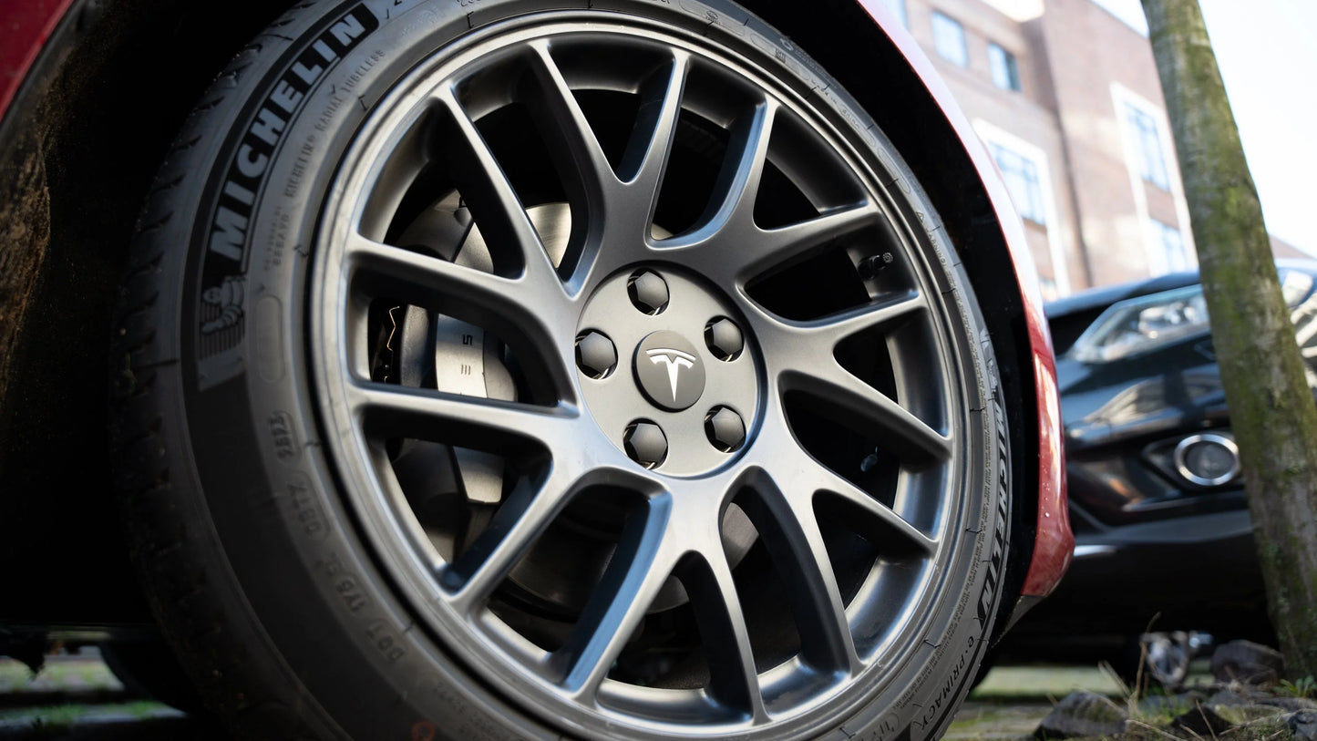 Kit de Insignia y Tapas Centrales para Rines Tesla – 4 Piezas