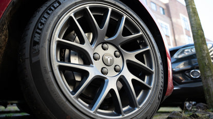 Kit de Insignia y Tapas Centrales para Rines Tesla – 4 Piezas