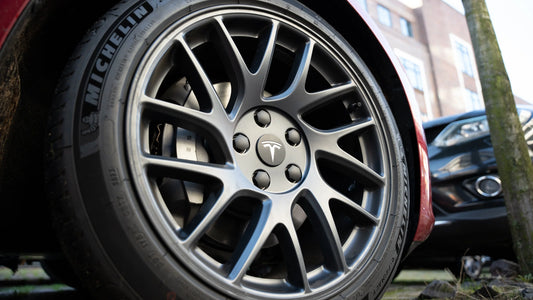 Kit de Insignia y Tapas Centrales para Rines Tesla – 4 Piezas